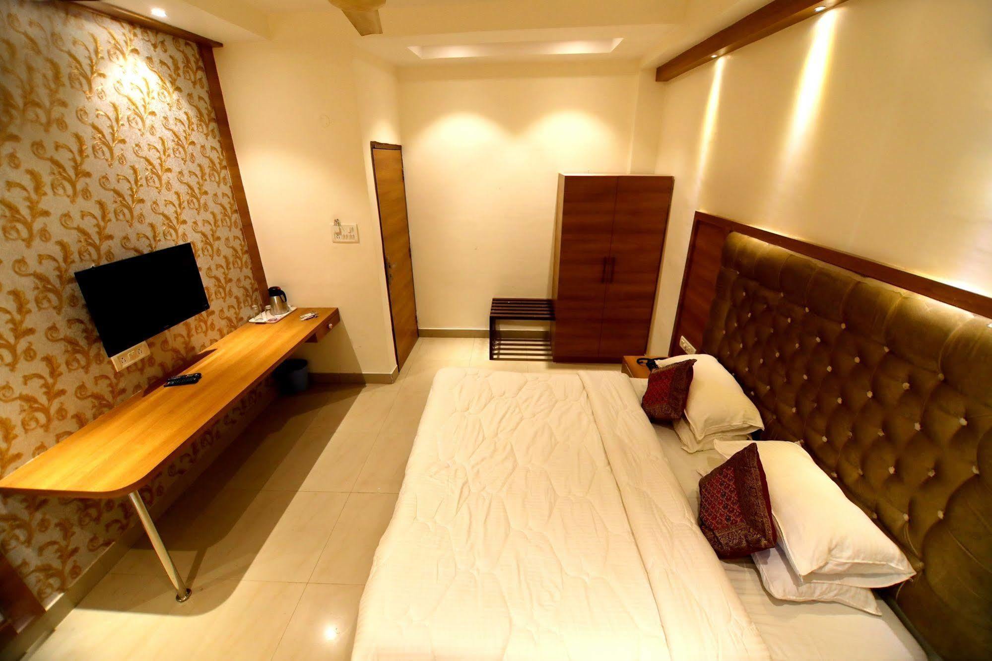 Fabhotel Prime Sarin Inn Heritage Varanasi Exterior photo